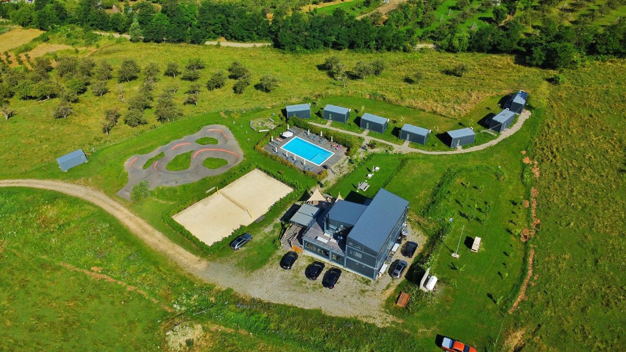 Flandra Glamping Hotel กอร์เบนี ภายนอก รูปภาพ
