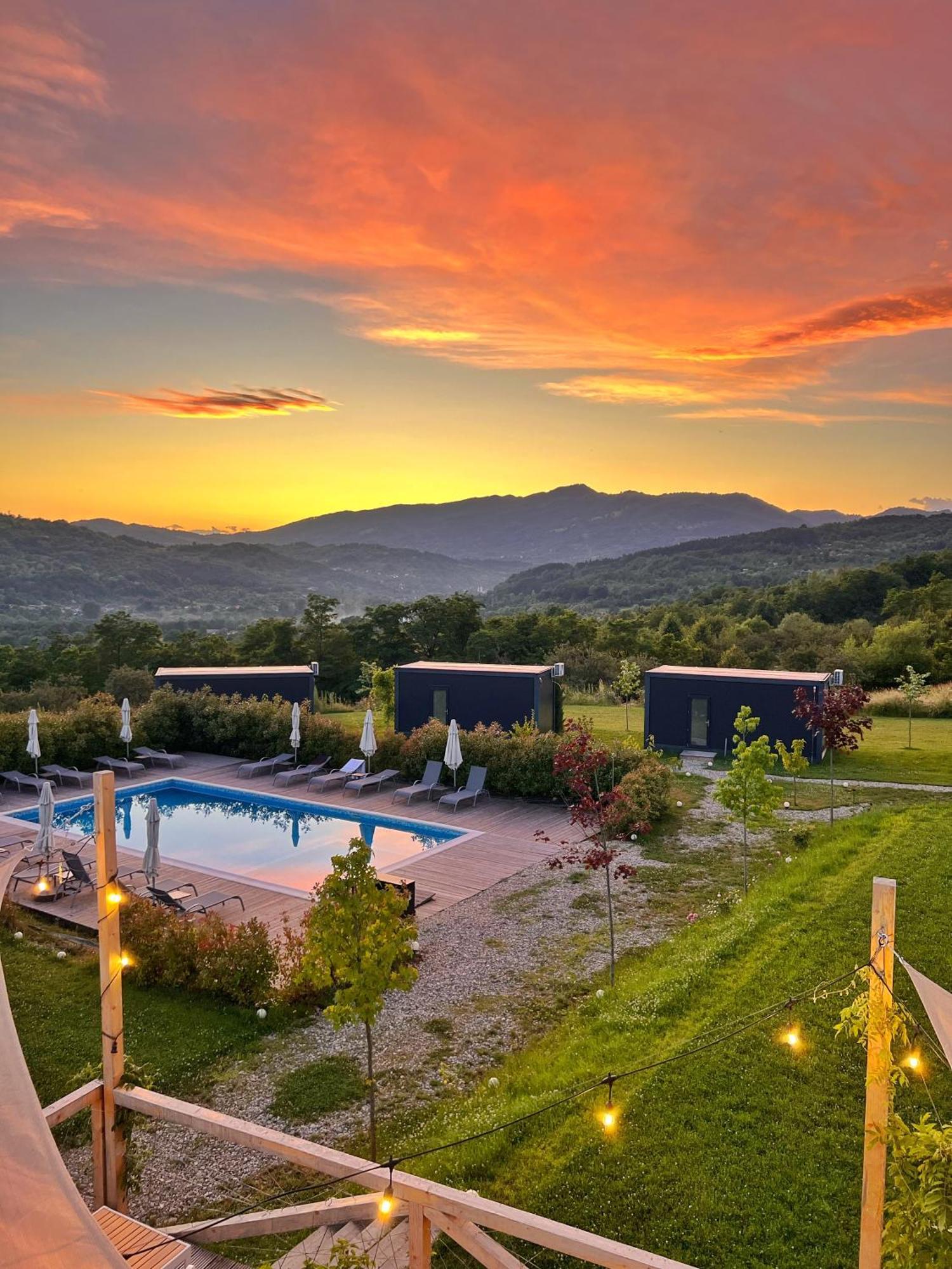 Flandra Glamping Hotel กอร์เบนี ภายนอก รูปภาพ