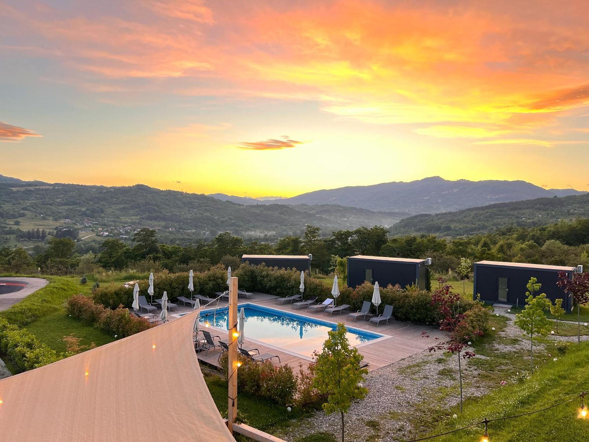 Flandra Glamping Hotel กอร์เบนี ภายนอก รูปภาพ