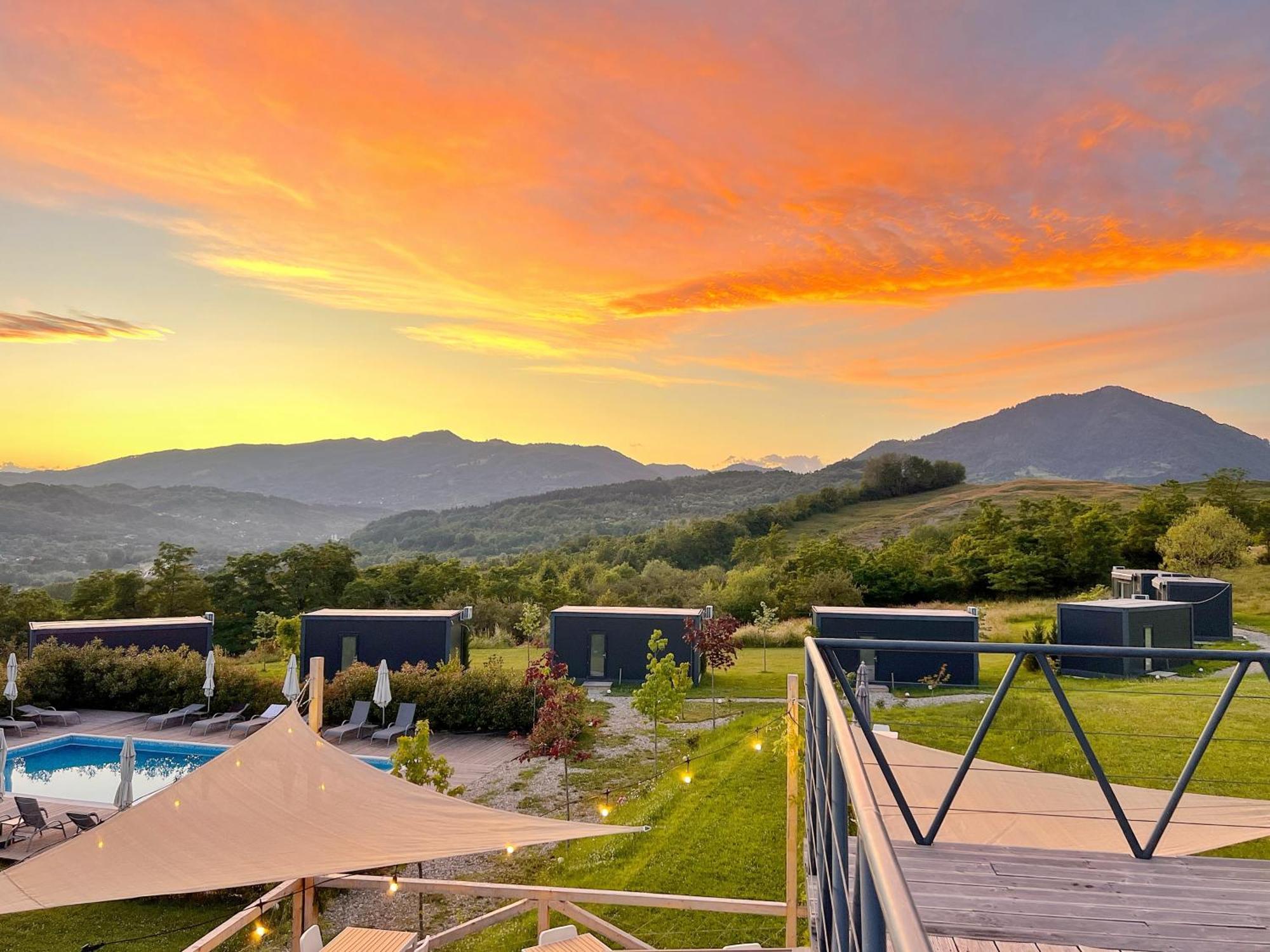 Flandra Glamping Hotel กอร์เบนี ภายนอก รูปภาพ